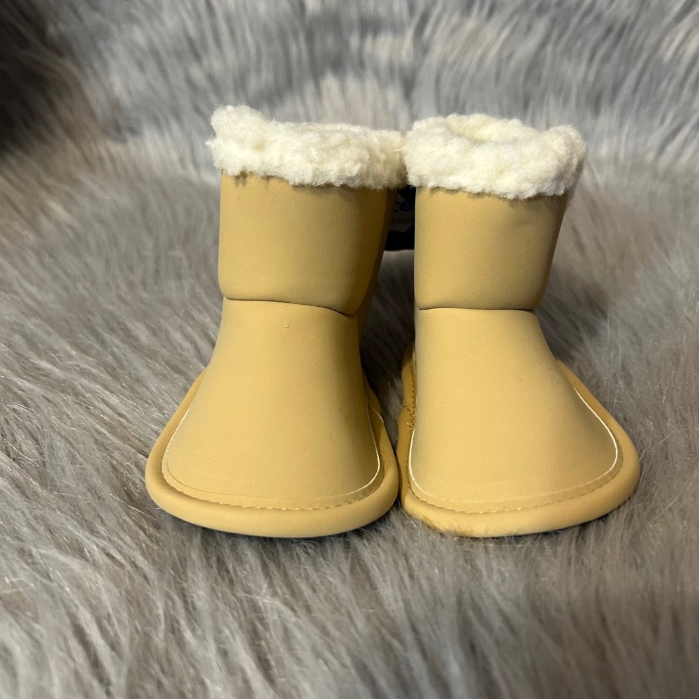 Carter's Child Of Mine Crib Shoes Baby's Size 0-3 Months Beige Boots Booties NEW